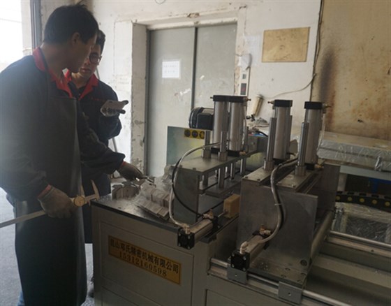 鋁工業(yè)型材鋸切機 鋁工業(yè)型材鋸切機