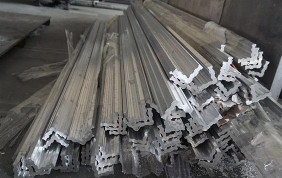 全自動(dòng)鋁合金切割機(jī)尾料都哪里去了？