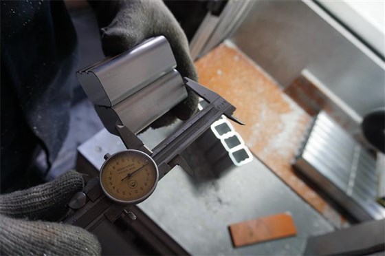 鋁合金精密切割機(jī) 鋁合金精密切割機(jī)