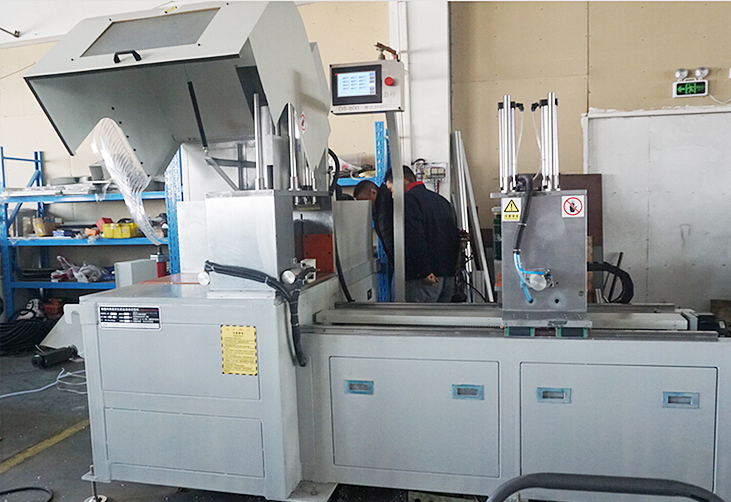 陽光明媚！客戶來鄧氏現(xiàn)場考察大型數(shù)控切鋁機