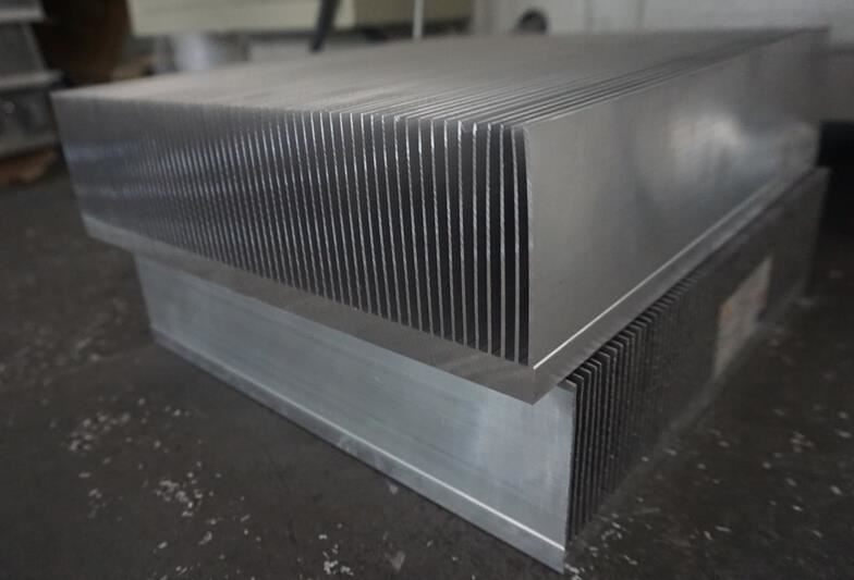 【上?！繜o毛刺散熱器切割機(jī)選擇DS-A400，簽訂合同已發(fā)貨使用