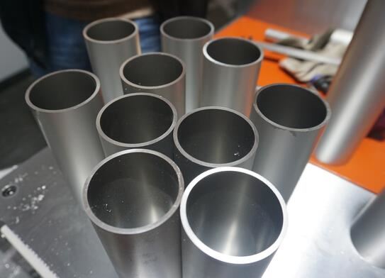 【蘇州】薄壁鋁圓管切割老是翻邊、毛刺，用鄧氏切鋁機(jī)免費(fèi)解決鋸切問題