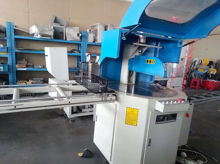 鋁型材100*100mm尺寸，切割角度比較多，推薦鄧氏轉盤式任意角度鋸