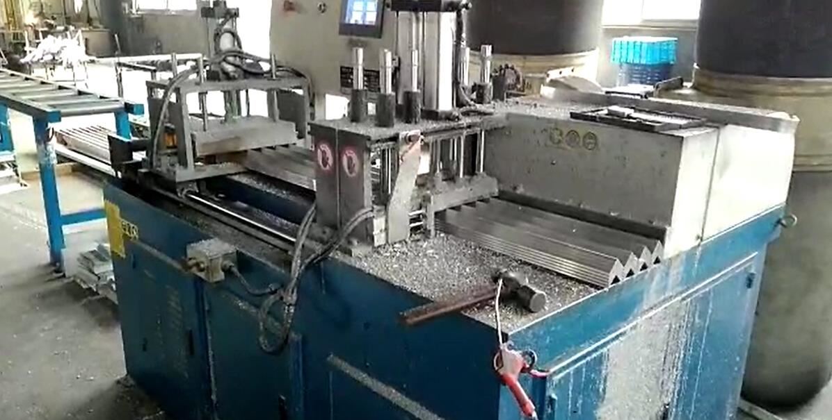 【浙江】太陽(yáng)能光伏邊框行業(yè)客戶用鄧氏DS-E400全自動(dòng)光伏角碼鋸