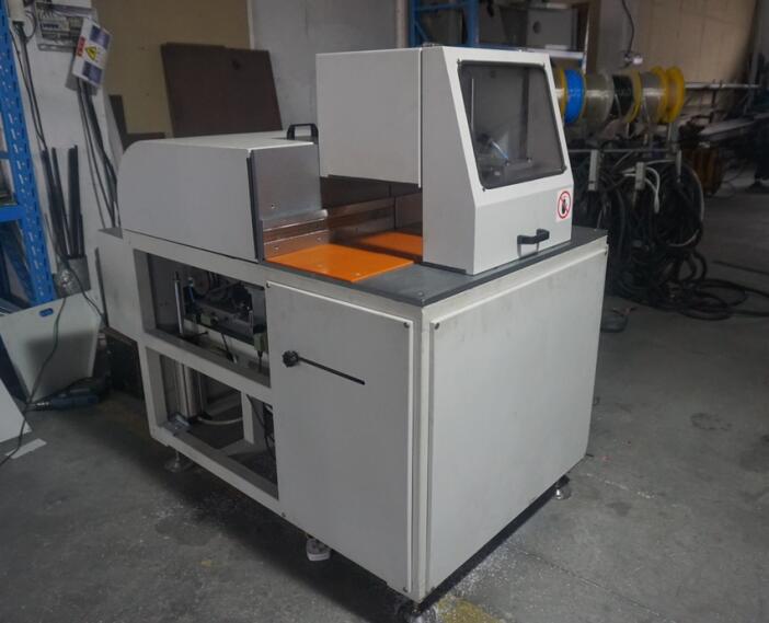 【青島】建筑鋁模板行業(yè)熱購的DS-C500半自動(dòng)定尺鋸，出自鄧氏精密機(jī)械