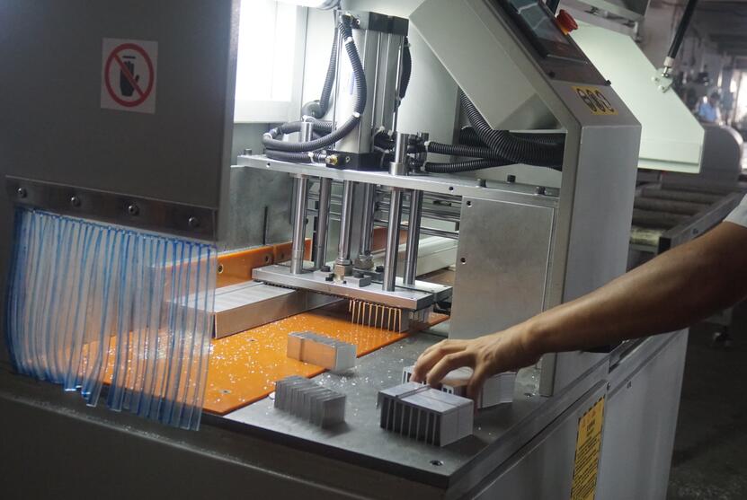 【山東】切割散熱器鋁型材如何選擇好的全自動(dòng)切鋁機(jī)？