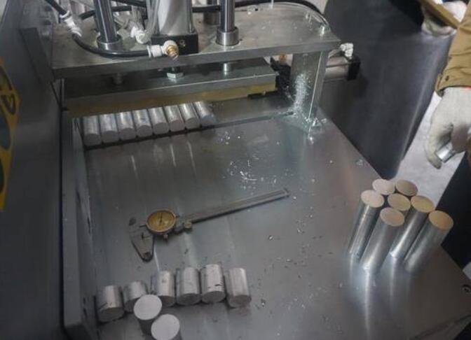 【上?！科嚵闩浼徢羞x擇鄧氏DS-A450-2全自動(dòng)鋸鋁機(jī)