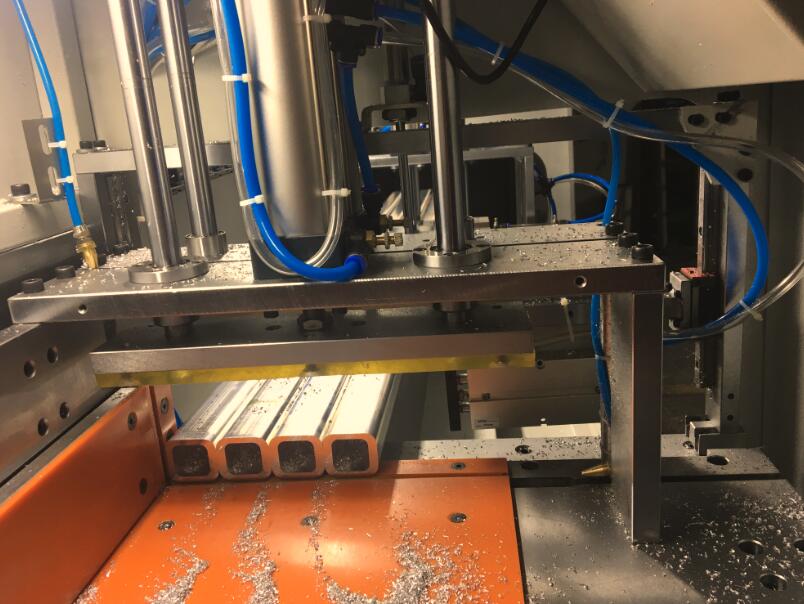 【無錫】選擇鄧氏高效全自動(dòng)鋁材切割機(jī)，用于方形鋁管手機(jī)外殼材料切割