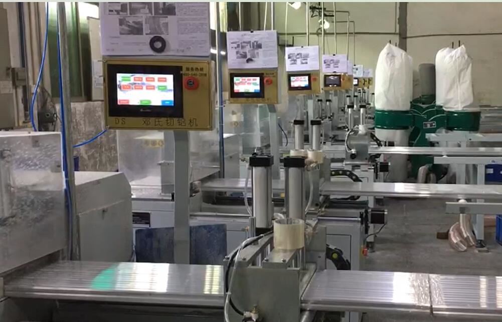 切鋁機(jī)客戶使用現(xiàn)場，8臺(tái)切鋁設(shè)備并切，3人操作