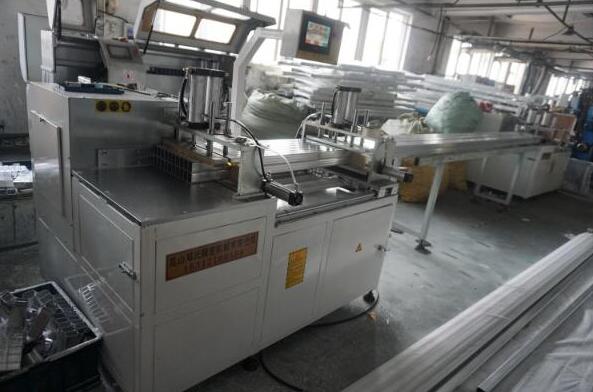 半年內(nèi)在鄧氏訂購(gòu)3臺(tái)全自動(dòng)切鋁機(jī)，初次竟為采購(gòu)鋸片而來(lái)