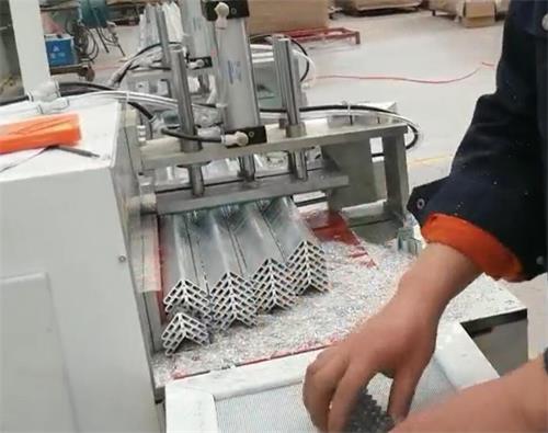 這么好的鋁材鋸切設(shè)備廠(chǎng)家，后悔沒(méi)有早點(diǎn)遇到【鄧氏切鋁機(jī)】