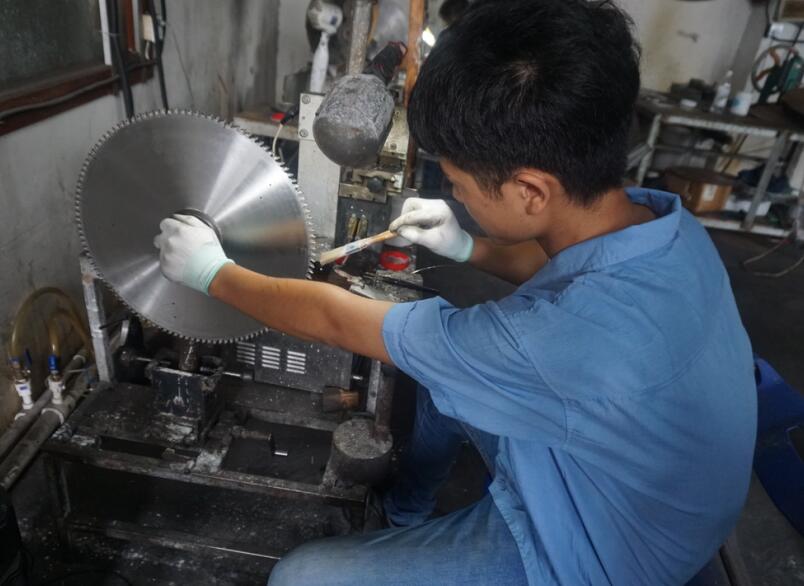 找鄧氏切鋁機(jī)訂購切鋁設(shè)備，鋁合金鋸片粘鋁問題先被解決