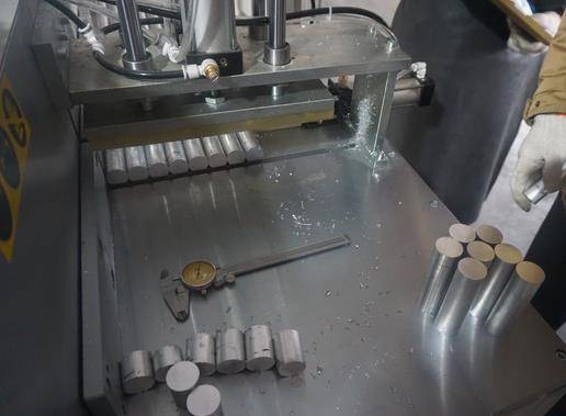 【上?！咳詣?dòng)鋸鋁機(jī)切割工業(yè)鋁型材100mm直徑鋁棒